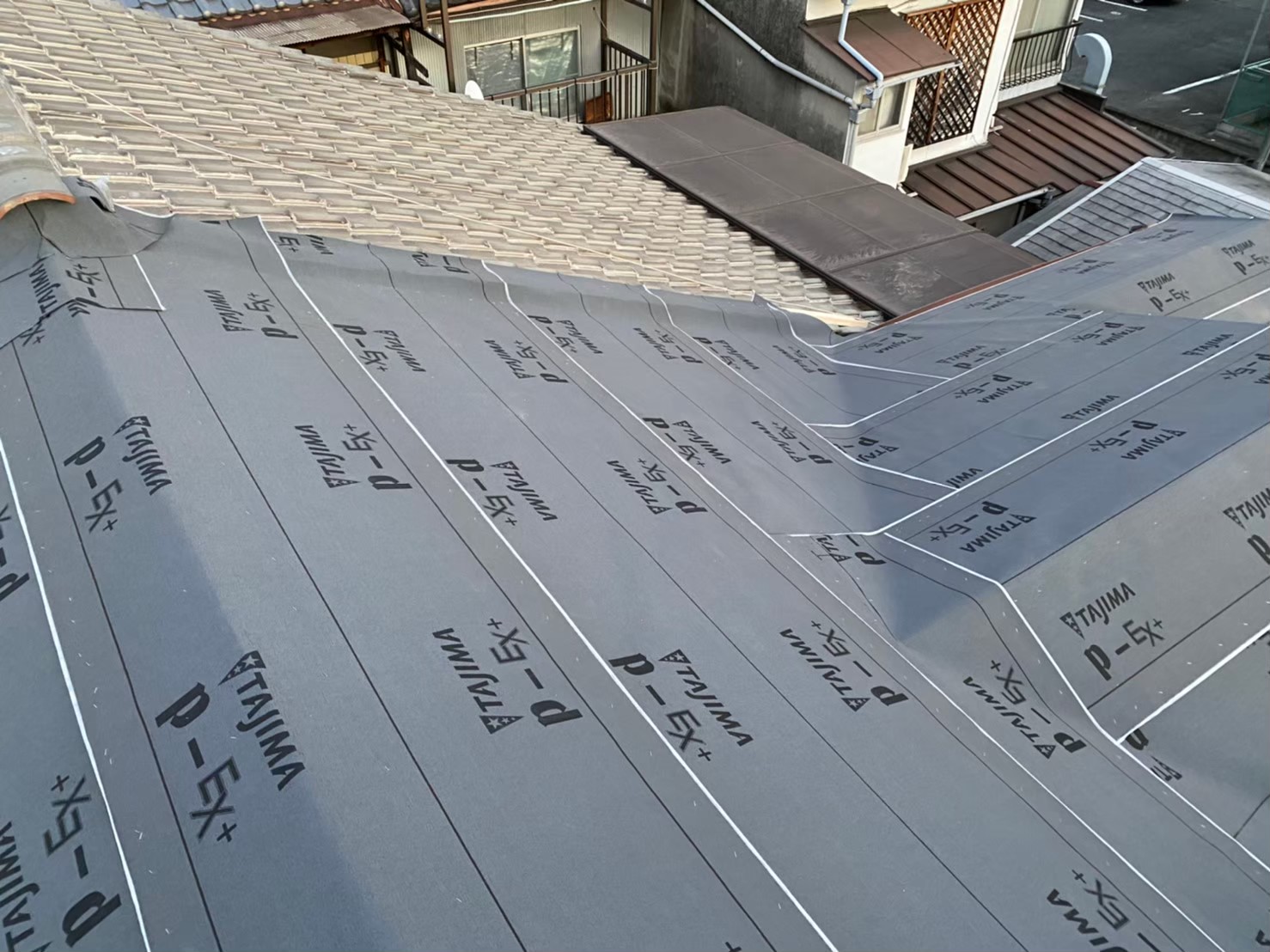 防水紙を軒から棟の順番で設置